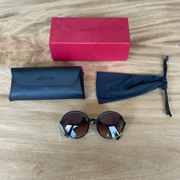 VALENTINO ROUND OVERSIZED SUNGLASSES